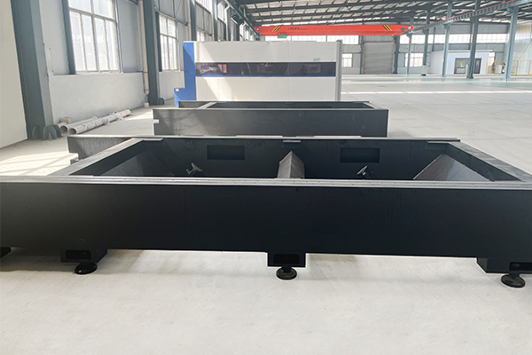 Plate welding lathe bed
